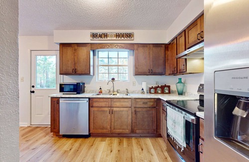 Surf Side Shores House | Cozy home with sunroom, WIFI, washer & dryer, & near the beach
