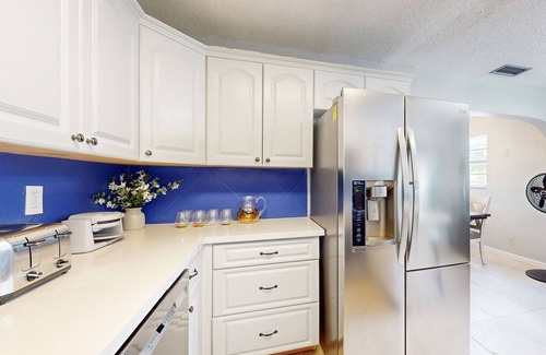 Southwest House | Cozy home with enclosed backyard, fire pit, central AC, wifi