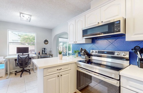 Southwest House | Cozy home with enclosed backyard, fire pit, central AC, wifi