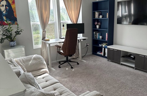 DeLand House | Cozy Home with Workspace