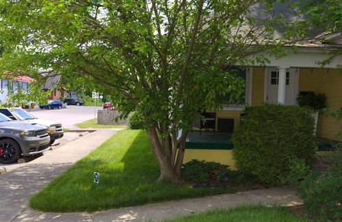 Bloomington House | Cozy-Hoosier themed bungalow-Walk to best city parks and Downtown.