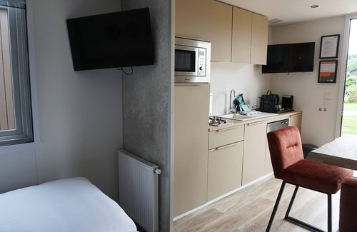 Voorthuizen Hotel | Cozy Hotellodge in the Veluwe for 2+2 guests with private bathroom, kitchenette, and terrace. Located in 5-star Holiday Park De Boshoek.