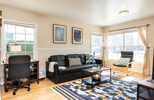 Bluemont House | Cozy House 10min to Monuments and DC by CozySuites