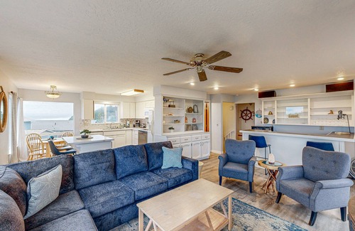 Nelscott House | Cozy house close to beach - hot tub & ocean views