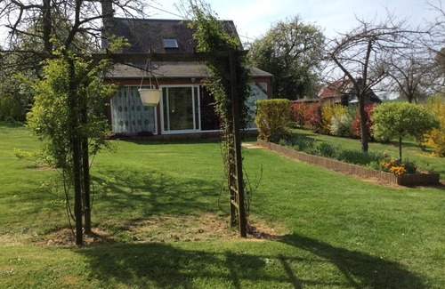 Cerisy-Belle-Etoile Cottage | Cozy house in Cerisy-Belle-Étoile, pets allowed, WIFI, countryside view