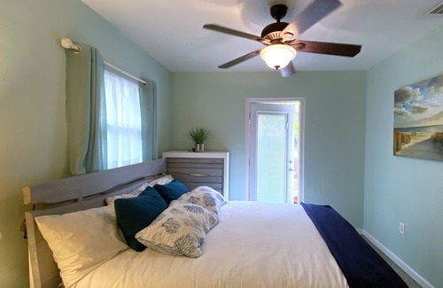 Gillespie Park House | Cozy house in a lush tropical setting with 50+ restaurant's in walking distance.