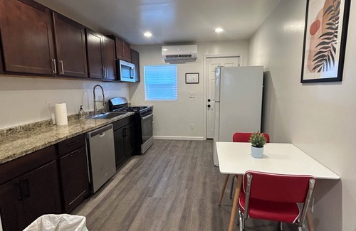 Canton House | Cozy house in awesome Baltimore Fells Point with WiFi, AC