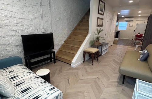 Canton House | Cozy house in awesome Baltimore Fells Point with WiFi, AC