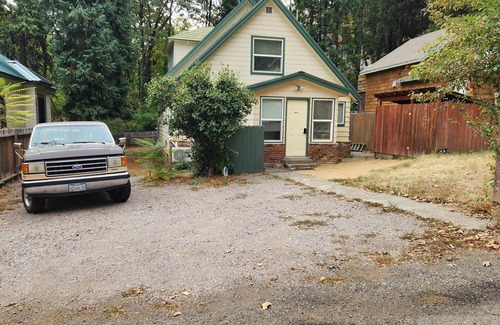 Dunsmuir House | Cozy house in charming Dunsmuir with AC and WiFi
