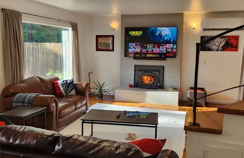 Dunsmuir House | Cozy house in charming Dunsmuir with AC and WiFi