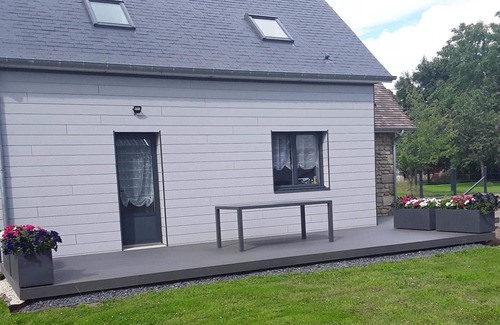 Sainte-Opportune Cottage | Cozy house in Sainte-Opportune with garden and terrace