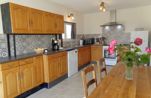 Regny Cottage | Cozy house with fireplace, pets allowed, large terrace