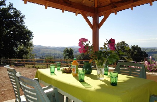 Regny Cottage | Cozy house with fireplace, pets allowed, large terrace