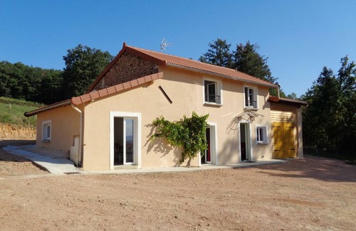 Regny Cottage | Cozy house with fireplace, pets allowed, large terrace