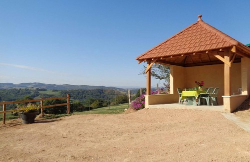 Regny Cottage | Cozy house with fireplace, pets allowed, large terrace