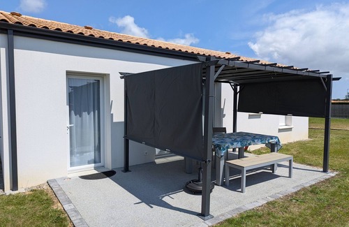 Saint-Reverend Cottage | "Cozy House with Garden, Bike Garage & Modern Amenities, 8km from Beach"