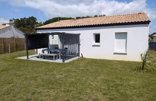 Saint-Reverend Cottage | "Cozy House with Garden, Bike Garage & Modern Amenities, 8km from Beach"