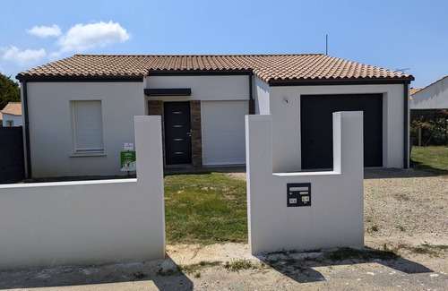 Saint-Reverend Cottage | "Cozy House with Garden, Bike Garage & Modern Amenities, 8km from Beach"