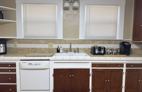 Hanford House | Cozy House with King Bed and Modern Bathrooms