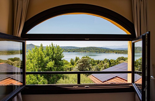 Viverone Apartment | Cozy House with Lake View Private Terrace & Self Check-in 24h