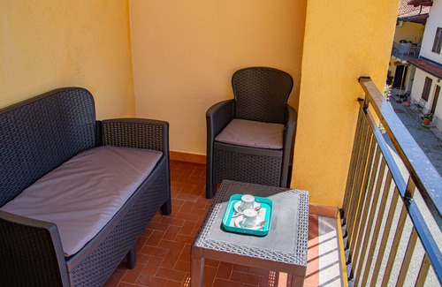 Viverone Apartment | Cozy House with Lake View Private Terrace & Self Check-in 24h