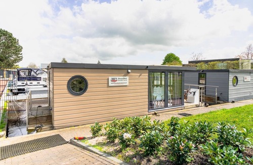 Zwartsluis Boat Rental | Cozy Houseboat in Zwartsluis