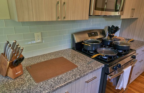 Beemerville House | Cozy Huguenot Hideaway