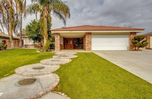 Greenacres House | Cozy Hygge Home 3 Bedroom 2 Bath with Pool & 2 King Beds