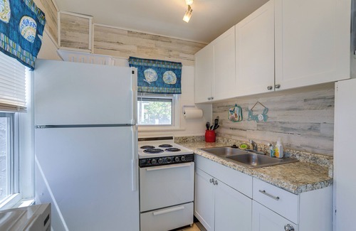 Indian Rocks Beach Cottage | Cozy Indian Rocks Beach Cottage: Steps to Seawall!