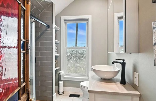 Holy Cross Apartment | Cozy Indianapolis Getaway~Heart of Downtown~5 Min Mass Ave~Perfect for 4