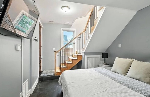 Holy Cross Apartment | Cozy Indianapolis Getaway~Heart of Downtown~5 Min Mass Ave~Perfect for 4