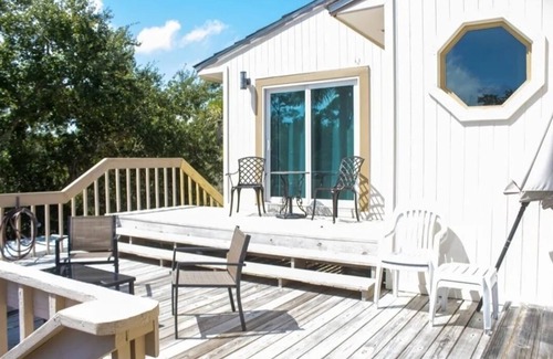 Plantation House | Cozy Island Getaway (2br/2ba)- Pet friendly! Walk to Beach -Community Pool