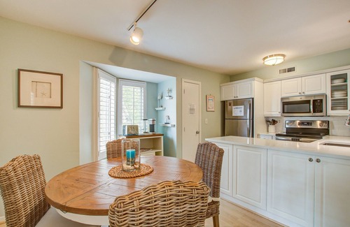 Seabrook Island Villa | Cozy Island Home with Balcony and W/D