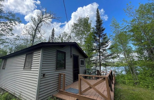 Ely Cabin | Cozy Jasper Lake Cabin: Sleeps 4, Stunning Lake Views, Porch, Close to Beach!