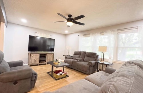 Kansas City House | Cozy KC Home 6 beds Arcade & Pool Table 15Min> PNL
