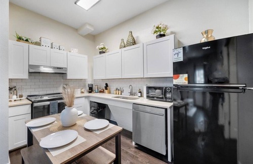 Austin Apartment | Cozy King 1B Heart of Austin -Walk to Moody ACL UT & SXSW