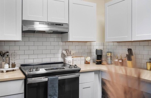Austin Apartment | Cozy King 1B Heart of Austin -Walk to Moody ACL UT & SXSW