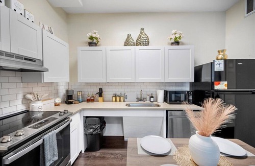 Austin Apartment | Cozy King 1B Heart of Austin -Walk to Moody ACL UT & SXSW