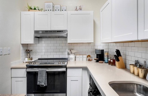 Austin Apartment | Cozy King 1B Heart of Austin -Walk to Moody ACL UT & SXSW
