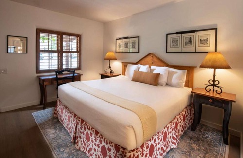 Downtown Santa Fe Hotel | Cozy King Bed | Free Breakfast & Pet Friendly