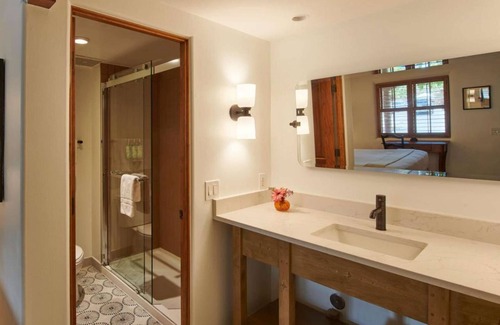 Downtown Santa Fe Hotel | Cozy King Bed | Free Breakfast & Pet Friendly