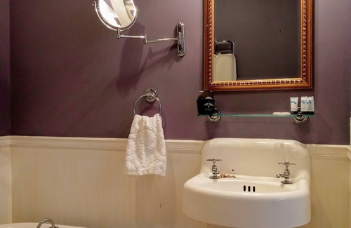 Cowan House | Cozy king ensuite room in historic railroad inn
