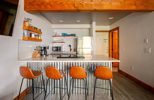 Historic District Apartment | Cozy King Studio off Main St with AC, Patio, Shared Hot Tub & Free Parking!