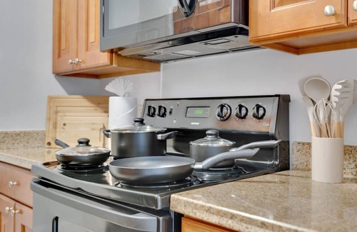 SoHo Apartment | Cozy King Suite near Bayshore! Pool,Gym,Parking