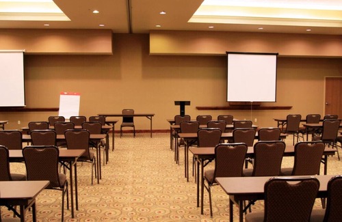Kingman Hotel | Cozy Kingman Retreat: Free Hot Breakfast & Indoor Pool | Near Kingman Airport