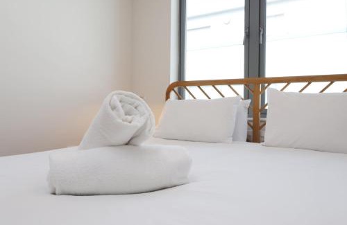 Canon's Marsh Apartment | Cozy Kingsize Stay in City Centre!