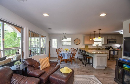 Dawsonville Cottage | Cozy Lake Front Cottage