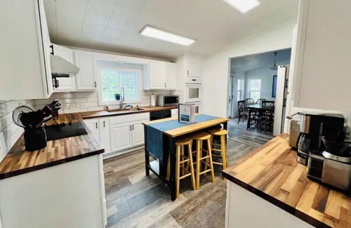Silver Lake House | Cozy Lake Front Getaway!