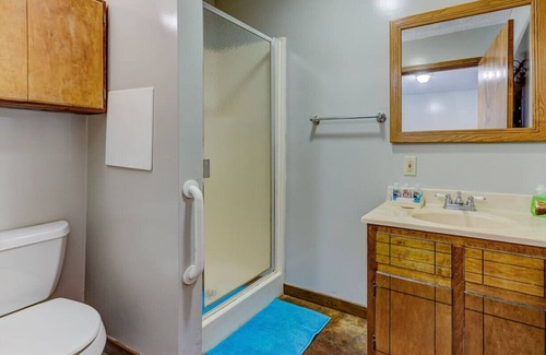 Redwood Hotel | Cozy Lake Front Room! H3