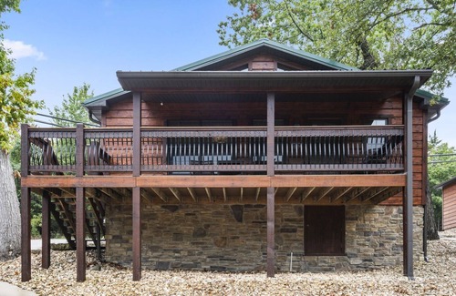 Indian Point Cabin | Cozy Lake Front/View 2BR2BA Private Cabin23, Resort Pool/Hot Tub/Firepit & more!